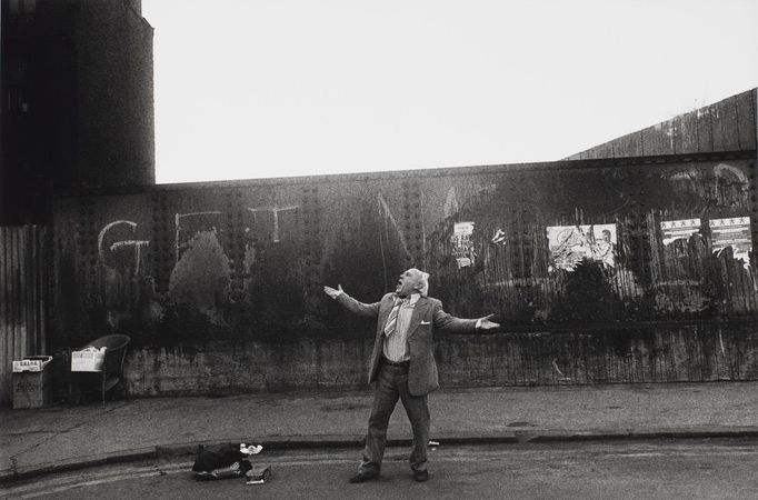 Markéta Luskačová: Man singing on Brick Lane, London, 1982