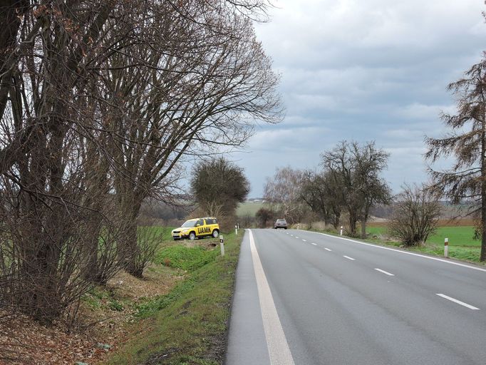 Na silnici se často předjíždí i tam, kde je nepřehledný horizont.