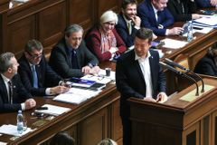 "Nechceme, aby měly bílé podkolenky vliv." ČSSD požaduje od ANO odvolání Okamury z vedení sněmovny