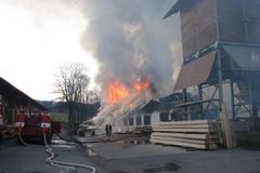 Při požáru obchodu v Semilech se udusil mladý muž