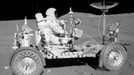 Velitel mise Apollo 15 David Scott během projíždky lunárním vozítkem po měsíčním povrchu, 1. srpna 1971.