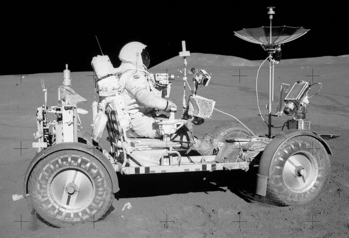 Velitel mise Apollo 15 David Scott během projíždky lunárním vozítkem po měsíčním povrchu, 1. srpna 1971.