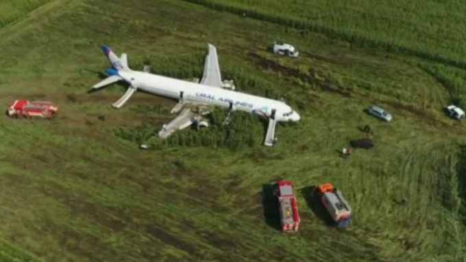 Ruský letoun přistál v poli. Záběry z dronu
