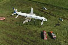 Ruské letadlo se srazilo s racky, pilot nouzově přistál v poli. Všichni lidé přežili