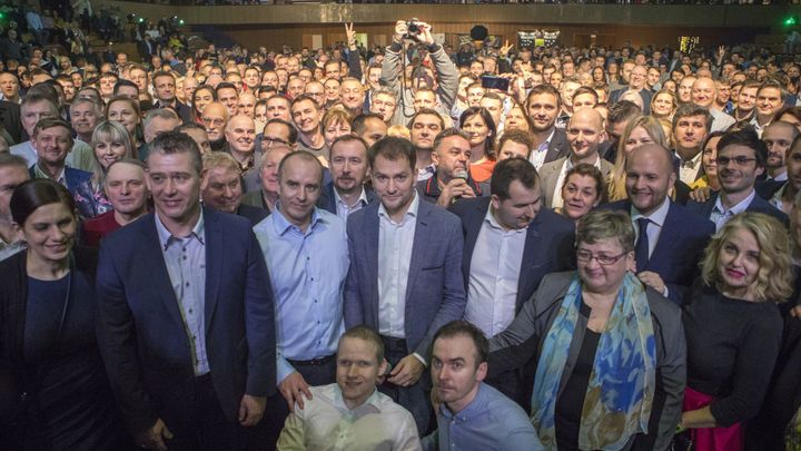 Foto: "Igor, Igor!" Podívejte se, jak po volbách vypadala velkolepá noc u OLaNO