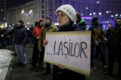 V Rumunsku vyšlo do ulic čtvrt milionu lidí. Milost korupčníkům ohrozí vaši pověst, vzkazuje Evropa