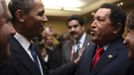 Hugo Chávez s prezidentem USA Barackem Obamou při setkání na summitu amerických zemí, který se konal v Trinidadu v roce 2009.