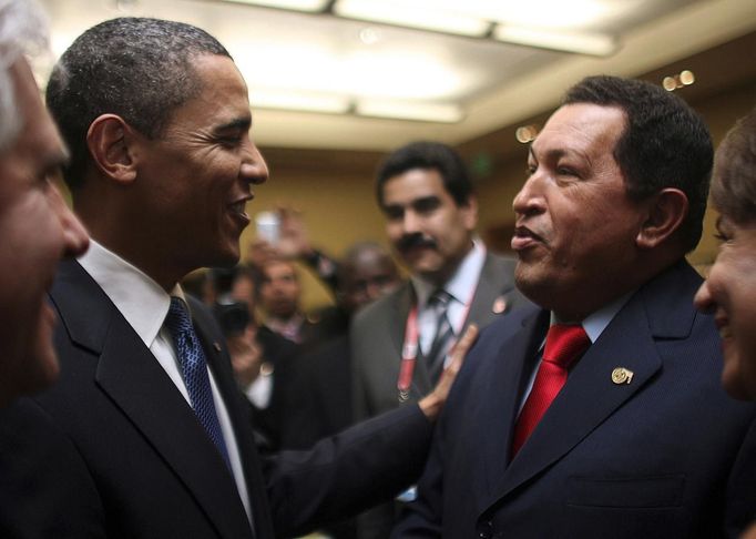 Hugo Chávez s prezidentem USA Barackem Obamou při setkání na summitu amerických zemí, který se konal v Trinidadu v roce 2009.