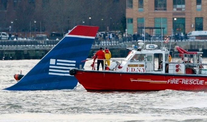 Jeden z pasažérů CNN řekl, že několik minut po startu slyšel velkou ránu a pak všichni cítili zápach paliva. Pilot poté cestující varoval, že jde na nouzové přistání a že to bude "pořádná rána."