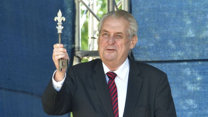 Prezident Miloš Zeman se symbolickým klíčem od Lidic.