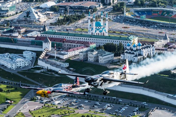 Pete McLeod a  Kirby Chambliss před závodem Red Bull Air Race v Kazani 2018