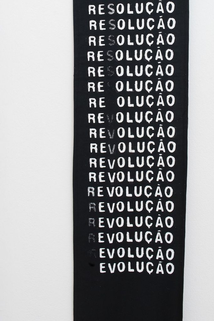 António Barros: Revoluce, 1977, barva na látce, 2091 x 30 cm