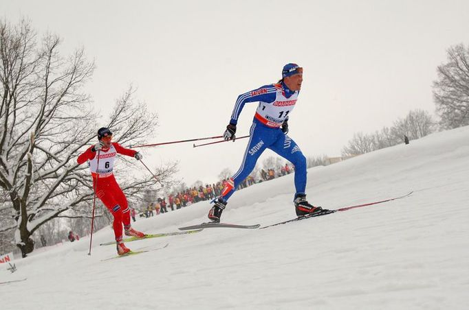 Rus Alexandr Legkov před pozdějším vítězem Petterem Northugem na trati skiatlonu.