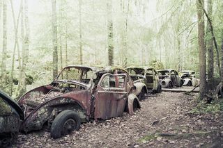 Fotografie nečekaných objevů cenných automobilů, které se ve světě našly v garážích, stodolách a jiných místech.