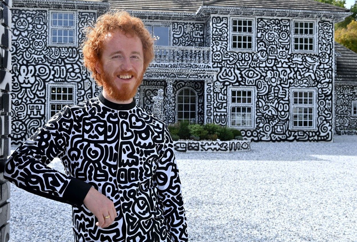 Britský umělec Sam Cox známý pod přezdívkou Mr Doodle před svým domem