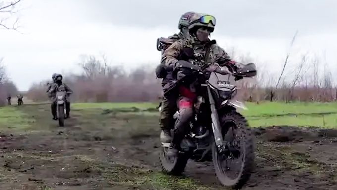 „Ruské útoky na motocyklech opravdu nejsou k smíchu, je to velmi efektivní zbraň,“ tvrdí Matyáš Zrno z blízkosti válečné fronty.