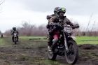 Zrno: Útoky Rusů motorkami opravdu nejsou k smíchu. Teď rozhoduje rychlost