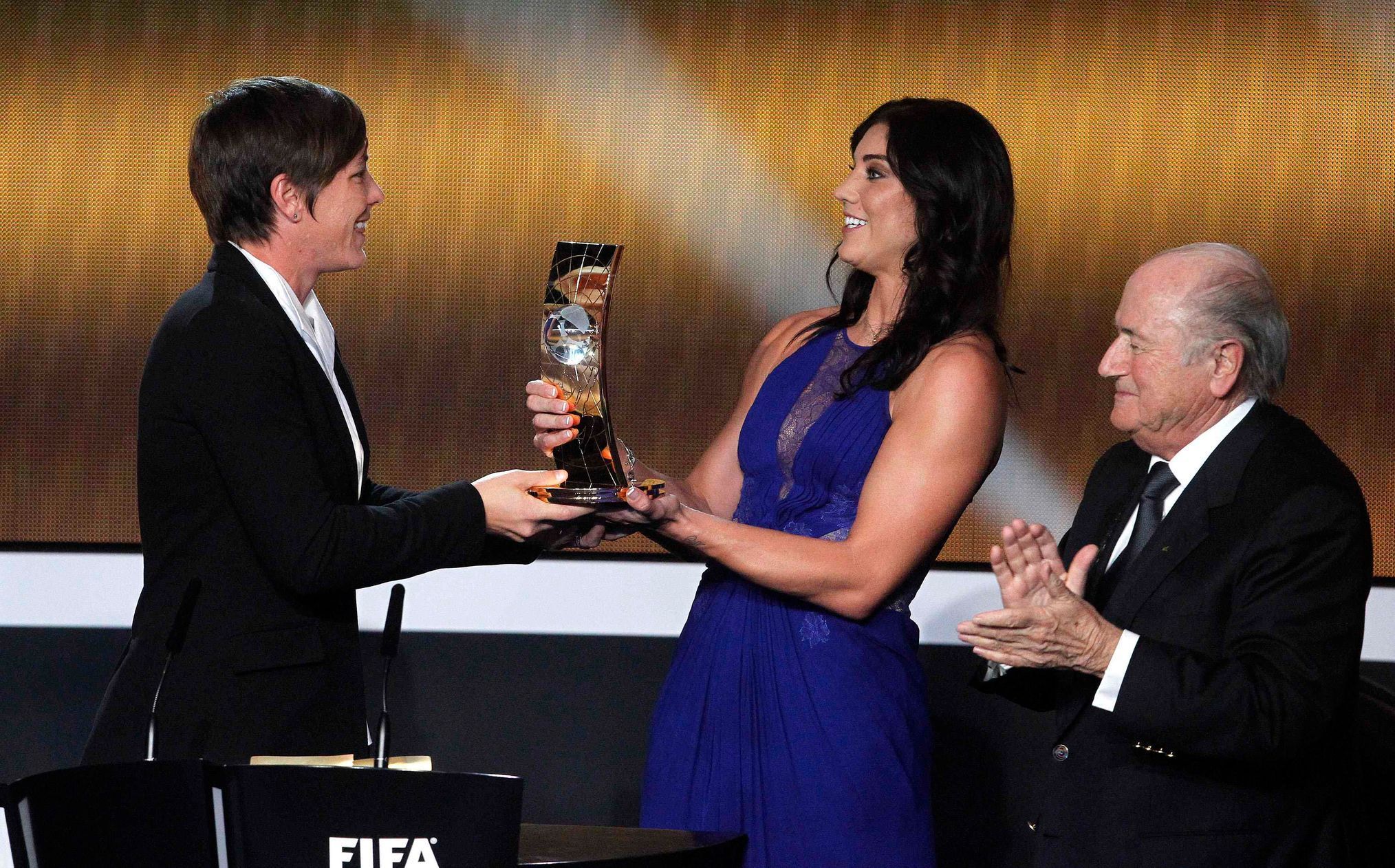 Galavečer FIFA - Zlatý míč pro rok 2012: Abby Wambachová, Hope Soloová a Sepp Blatter