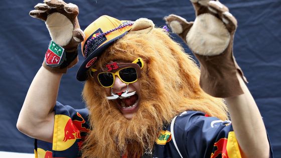 Japonci z formule 1 šílí, na závody chodí v nejrůznějších převlecích a maskách.