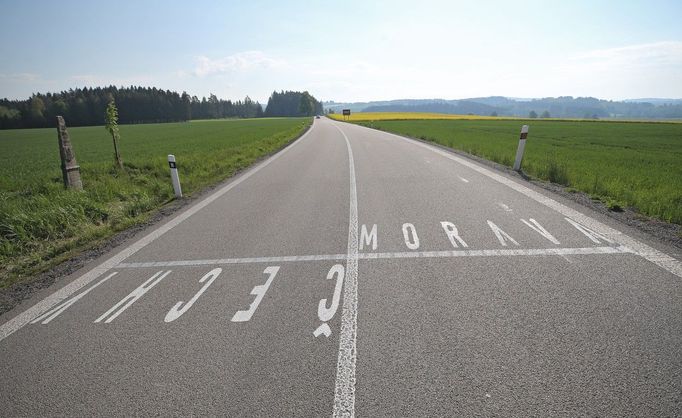 Hranici Čech a Moravy namalovali neznámí aktivisté na silniční komunikaci u Vendolí a Opatovce na Svitavsku. Snímek byl pořízený 17. 5. 2020.