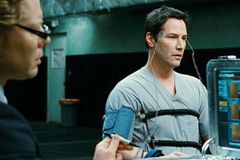 Keanu Reeves mimozemsky zírá v remaku klasické sci-fi