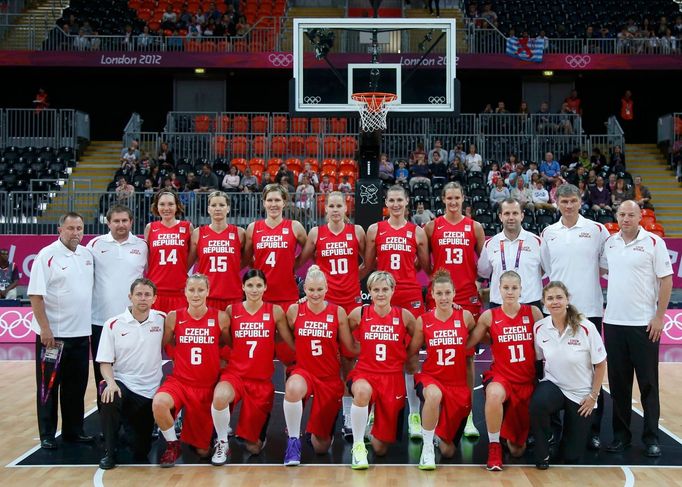 České basketbalistky před utkáním s Číňankami na turnaji OH 2012 v Londýně.