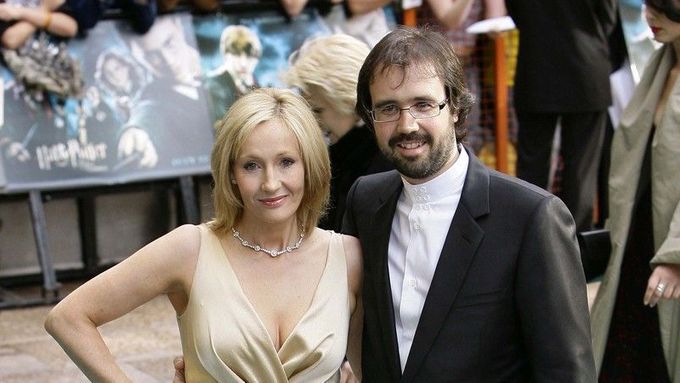 Premiéra filmu Harry Potter a Fénixův řád v Londýně: J.K. Rowlingová a její manžel Neil Murray