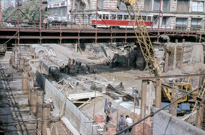 Historická fotografie zachycující provoz tramvajové linky na Václavském náměstí, která zde byla v provozu mezi lety 1884-1980.