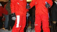 Piloti formule jedna stáje Ferrari Kimi Räikkönen (vlevo) a Felipe Massa se chystají spustit na svah.