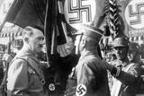 Hitler se následně vydal na oslavnou jízdu po Rakousku, která vyvrcholila ve Vídni 2. dubna 1938. Tam na něj čekalo na 200 tisíc lidí, aby si vyslechli jeho projev.