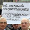 demonstrance k 25.únoru na balkóně
