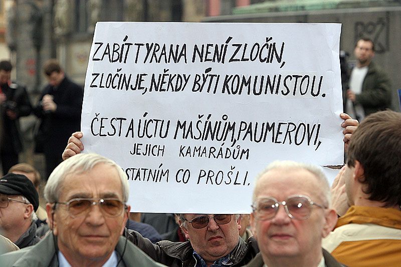 demonstrance k 25.únoru na balkóně