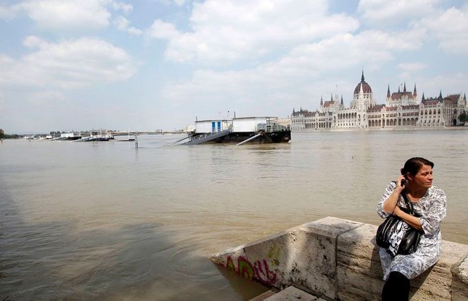 O krásném modrém Dunaji teď těžko může někdo zpívat. Zkalené vody olizují paty maďarského parlamentu (na protějším břehu).