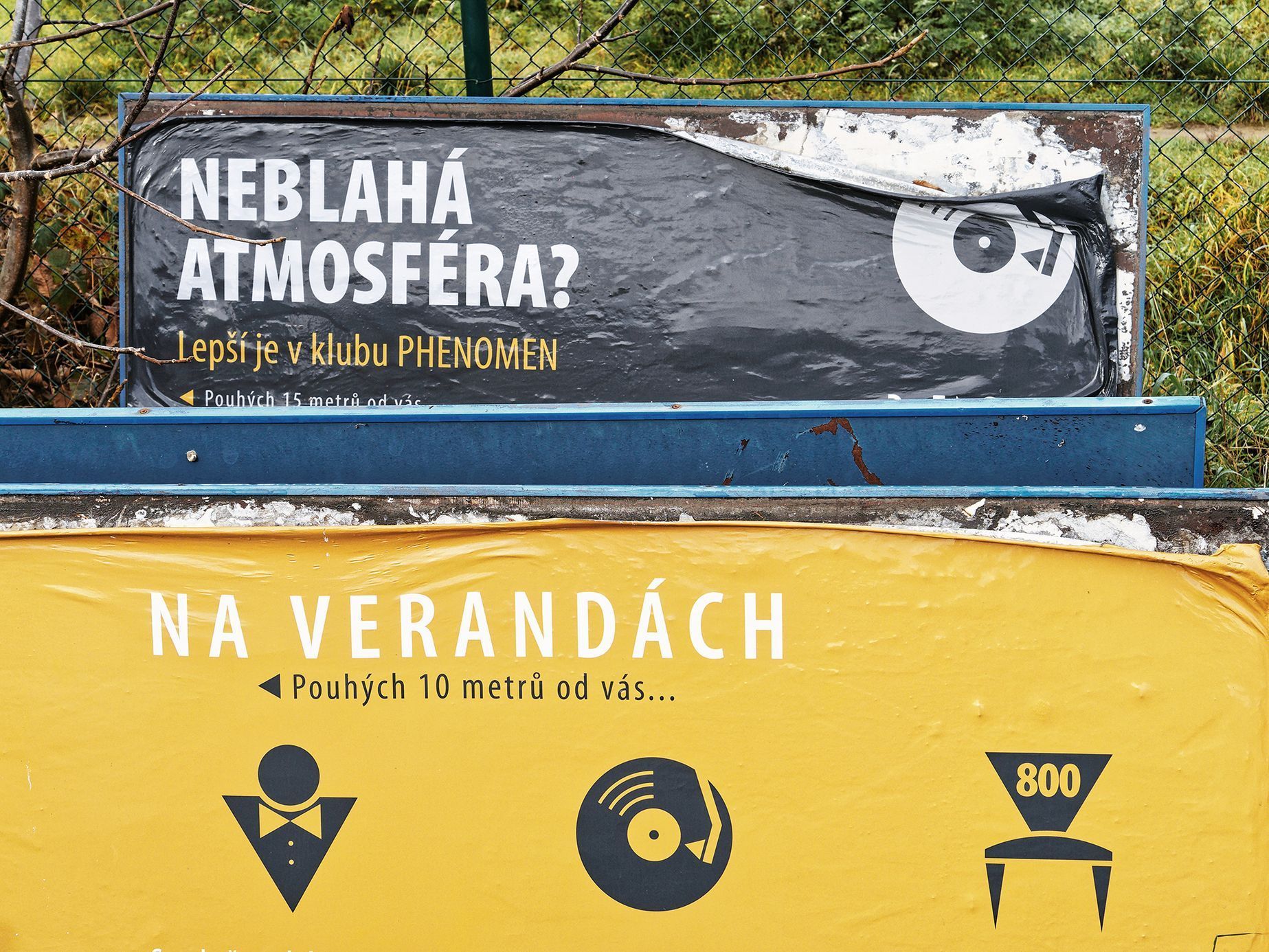 Hřbitov pražských laviček, které měly sloužit jako reklamní poutače (Praha-Libuš, Obrataňská ulice, 2022)