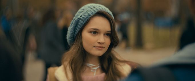 Ciara Bravo jako Emily.