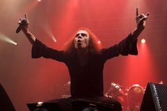 Zemřela hardrocková legenda, zpěvák Ronnie James Dio