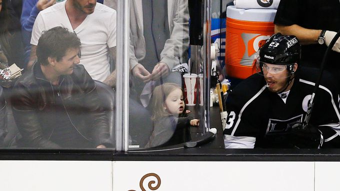 Dcerka Davida Beckhama se líbá se svým taťkou v přestávce zápasu Kings-Sharks
