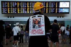 Hongkongské protesty se přesunují na letiště. Úřady proto omezily přístup na terminál