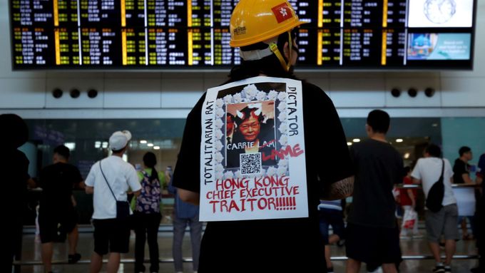 Protestující z konce července na letišti v Hongkongu.