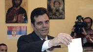 Blízko k nacionalistickému hřímání má i premiér Koštunica, který zpochybňuje snahy kosovských Albánců o nezávislost odkazy na novou ústavu i na mezinárodní právo, zaručující nenarušitelnost hranic, jakož i výpady, že Albánci už jeden stát mají.
