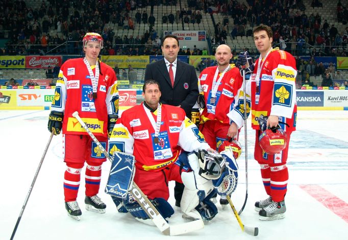 Zlínská sestava na extraligovém Utkání hvězd z roku 2005. Zleva Petr Čajánek, Igor Murín, Ernest Bokroš, Petr Leška a Jaroslav Balaštík.