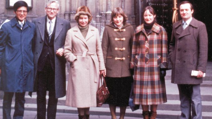 Angela Merkelová (čtvrtá zleva) v roce 1982 před chrámem sv. Víta. Dále (zleva): Kazyuki Tatsumi, Rudolf Zahradník, Milena Zahradníková, Olga Turečková a Zdeněk Havlas.