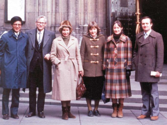 Angela Merkelová (čtvrtá zleva) v roce 1982 před chrámem sv. Víta. Dále (zleva): Kazyuki Tatsumi, Rudolf Zahradník, Milena Zahradníková, Olga Turečková a Zdeněk Havlas.