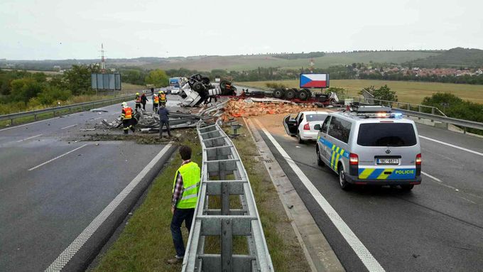 Nehoda kamionu na dálnici D1 u Holubic.