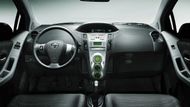 Dnes i v malých a poměrně levných autech najdete experimentální řešení. Jako v Toyotě Yaris přístrojovou desku umístěnou uprostřed s digitálním zobrazováním
