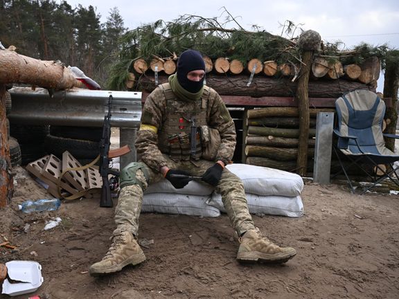 Ukrajinský voják odpočívá na kontrolním stanovišti. 