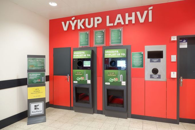 Vratné automaty v prodejně Kaufland v Michli už dnes přijímají nejen sklo, ale také plasty a plechovky.