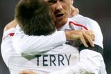 John Terry s Davidem Beckhamem se radují z gólu Anglie během zápasu s Brazílií.