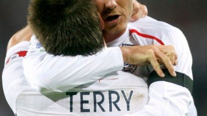 John Terry s Davidem Beckhamem se radují z gólu Anglie během zápasu s Brazílií.