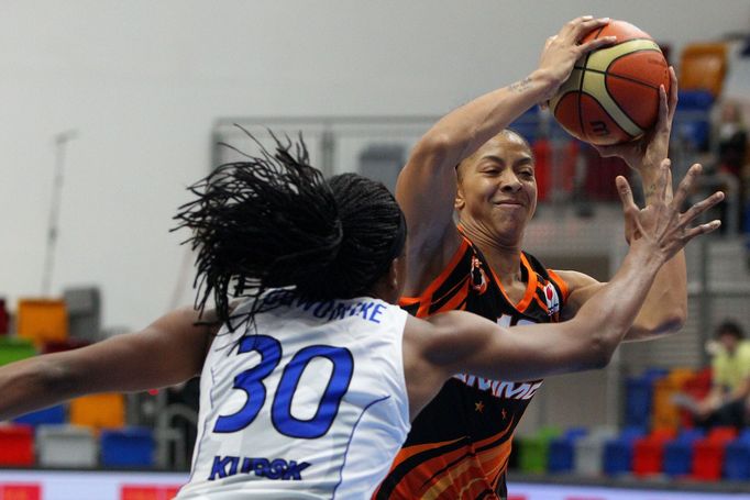 Final Four, Jekatěrinburg-Kursk: Candabce Parkerová - Nnemkadi Ogwumikeová